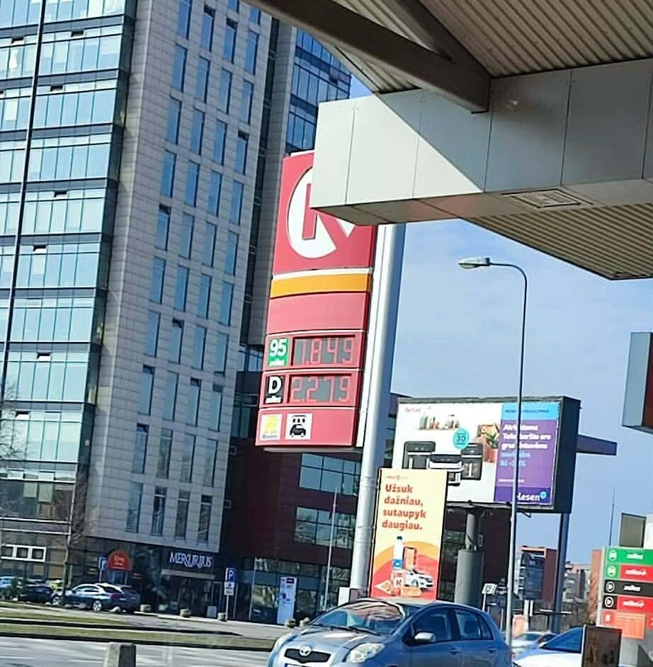 Degalų kainų pasiutpolkė sugrįžta: kainos šovė aukštyn, nors nafta pinga