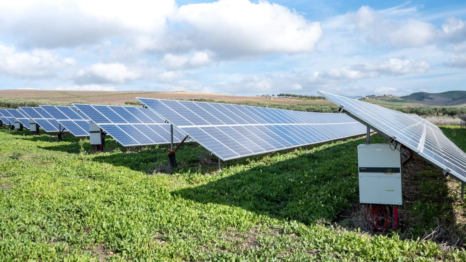 Saulės elektrinių įrengimas stoja: kvepia dar viena afera?