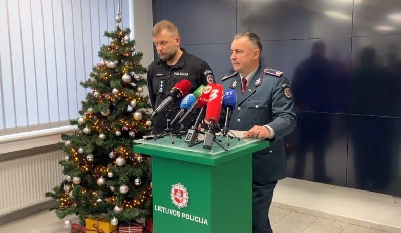 5 šūviai į kastuvu „apsišarvavusią“ moterį – arba kaip pareigūnai susitvarkyti negebėjo