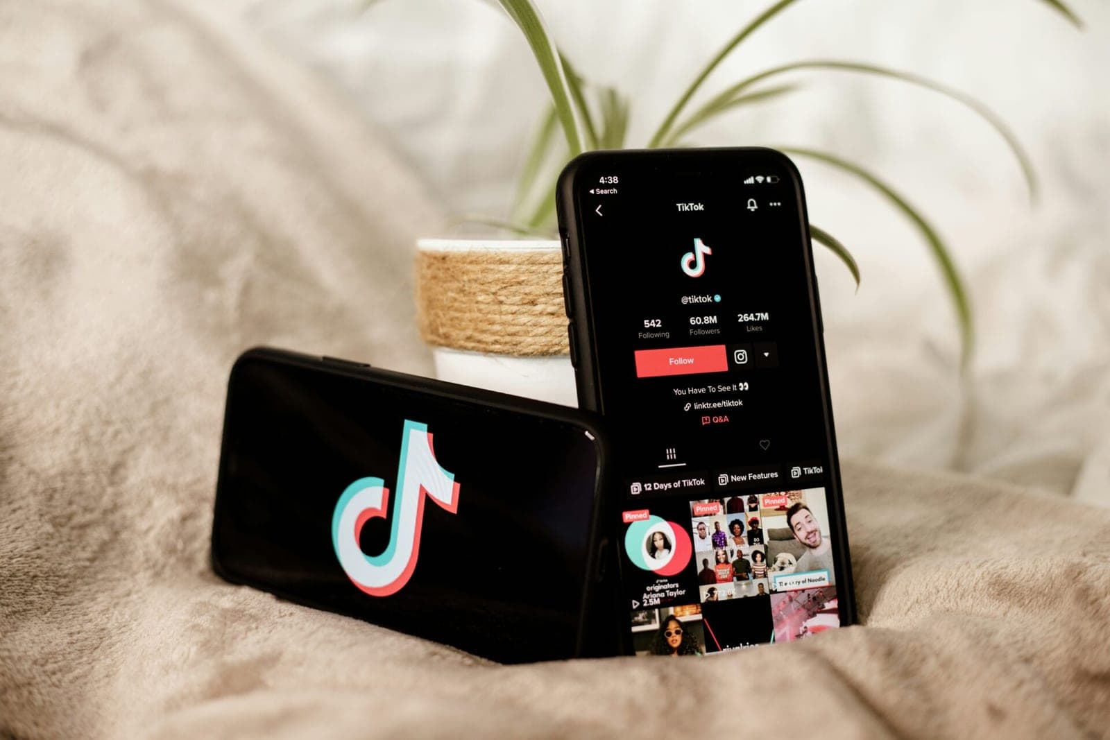 Europos Komisijai užkliuvo „TikTok“: kritikuoja „priklausomybę sukeliantį dizainą“