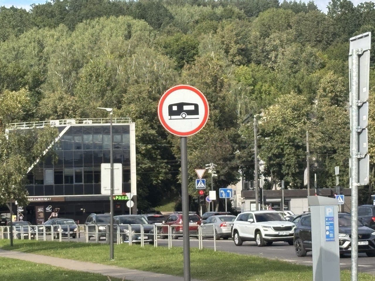 Siūlo naują tvarką: už kelio ženklų nepaisymą baudas galėtų skirti ir savivaldybės pareigūnai