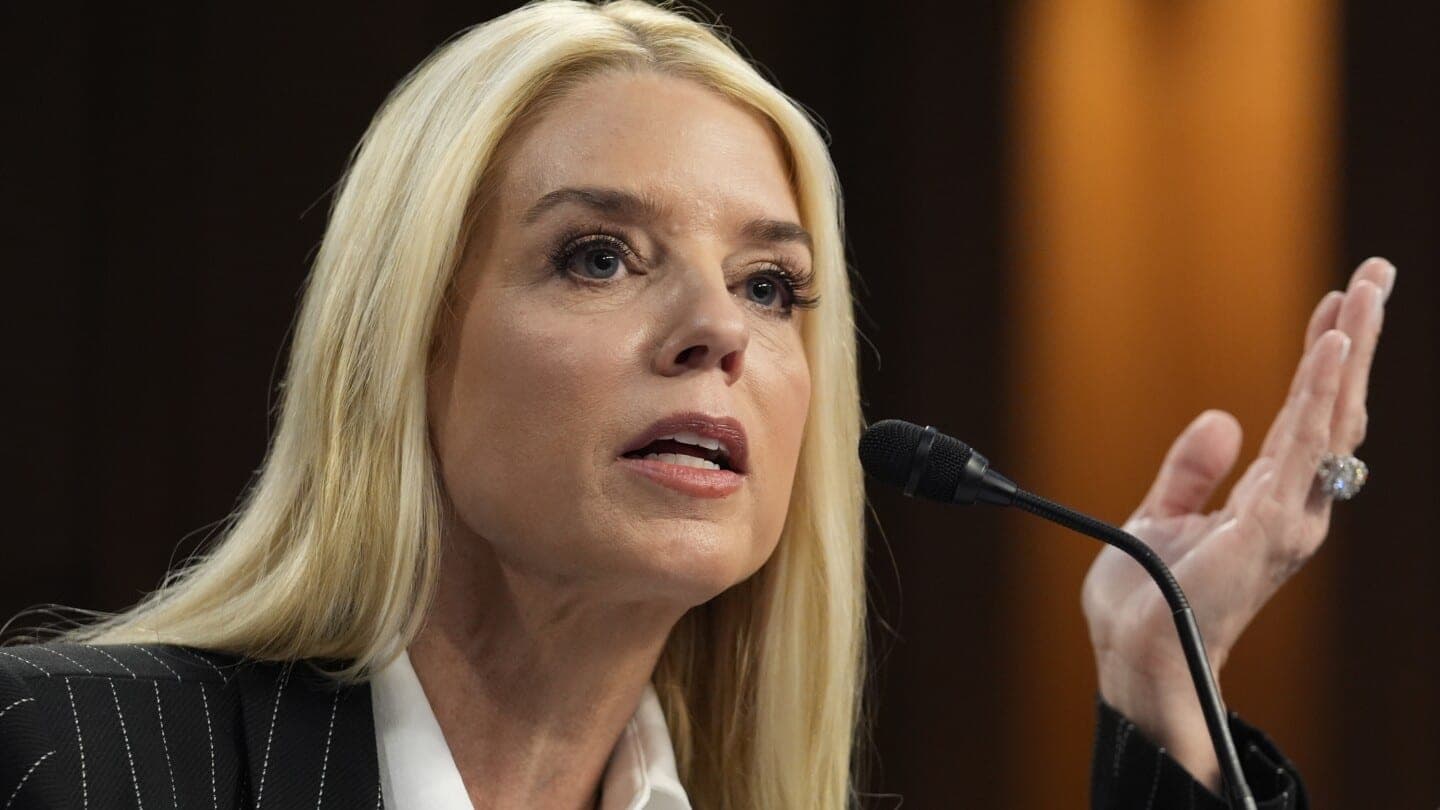 Pam Bondi pripažino, kad dalis J. Epsteino dokumentų jos nepasiekė