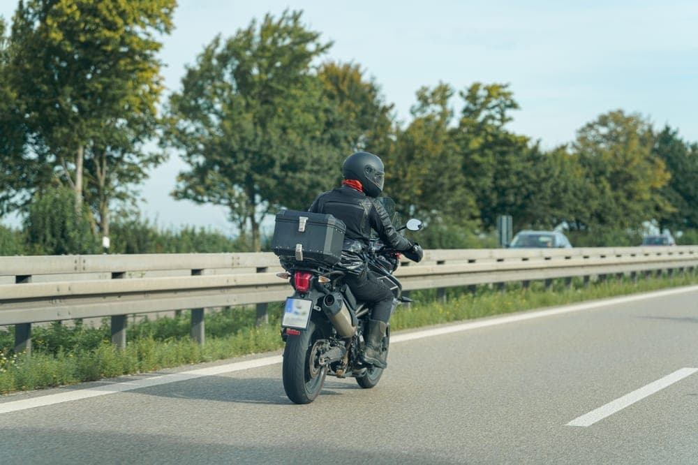 Motociklininkai grįžta į kelius: kodėl sezono pradžia pavojingiausia?