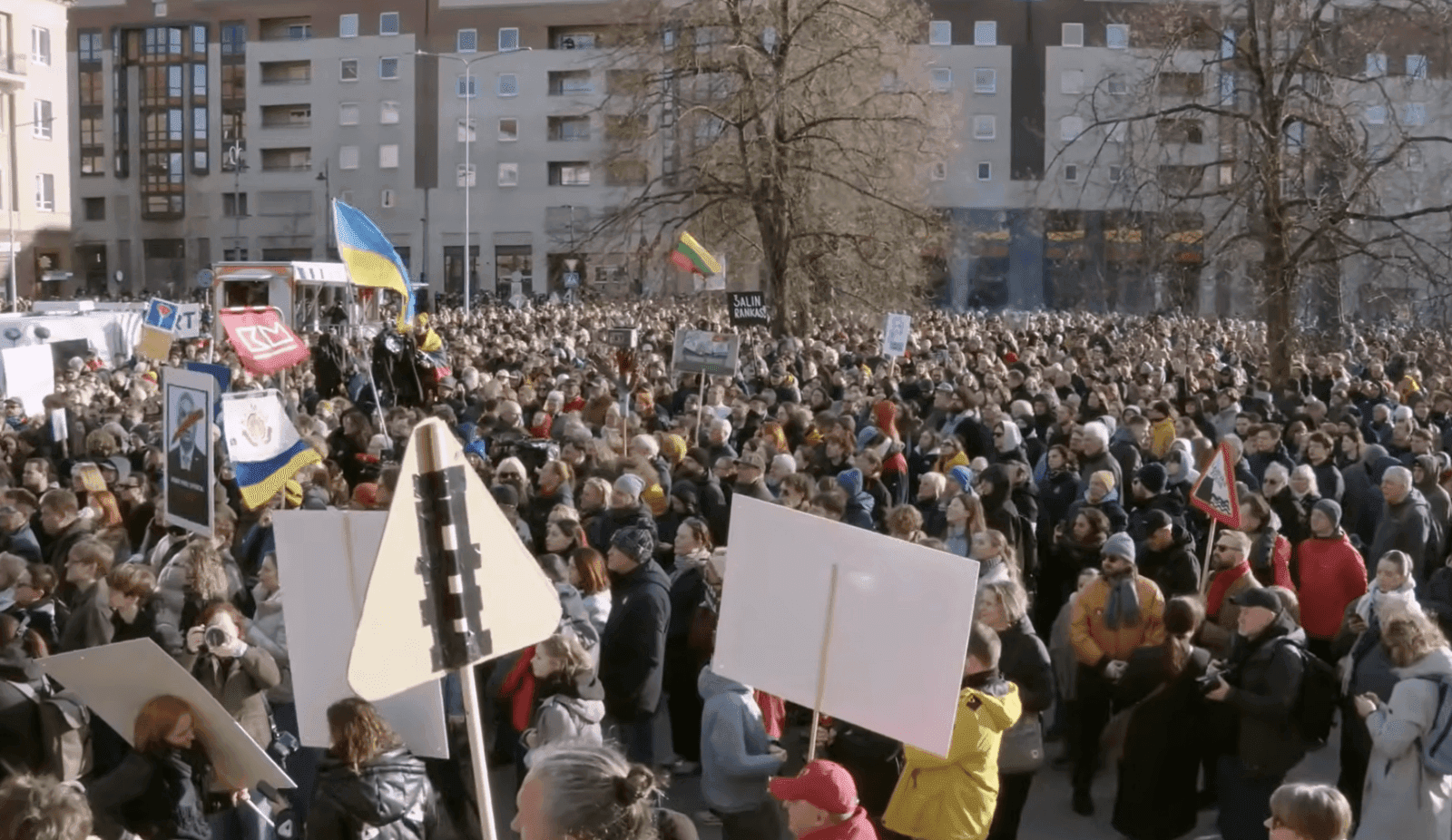 „Šalin rankas“ proteste prie Seimo skambėjo įspėjimai apie Vengrijos scenarijų