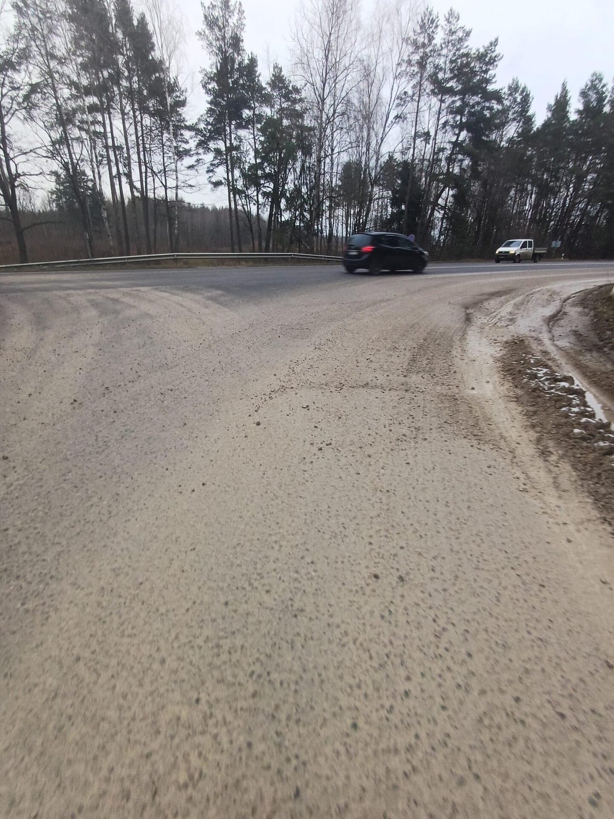 „Via Lietuva“ įspėja vairuotojus dėl kelio dangos taršos – pasekmės gali būti skaudžios