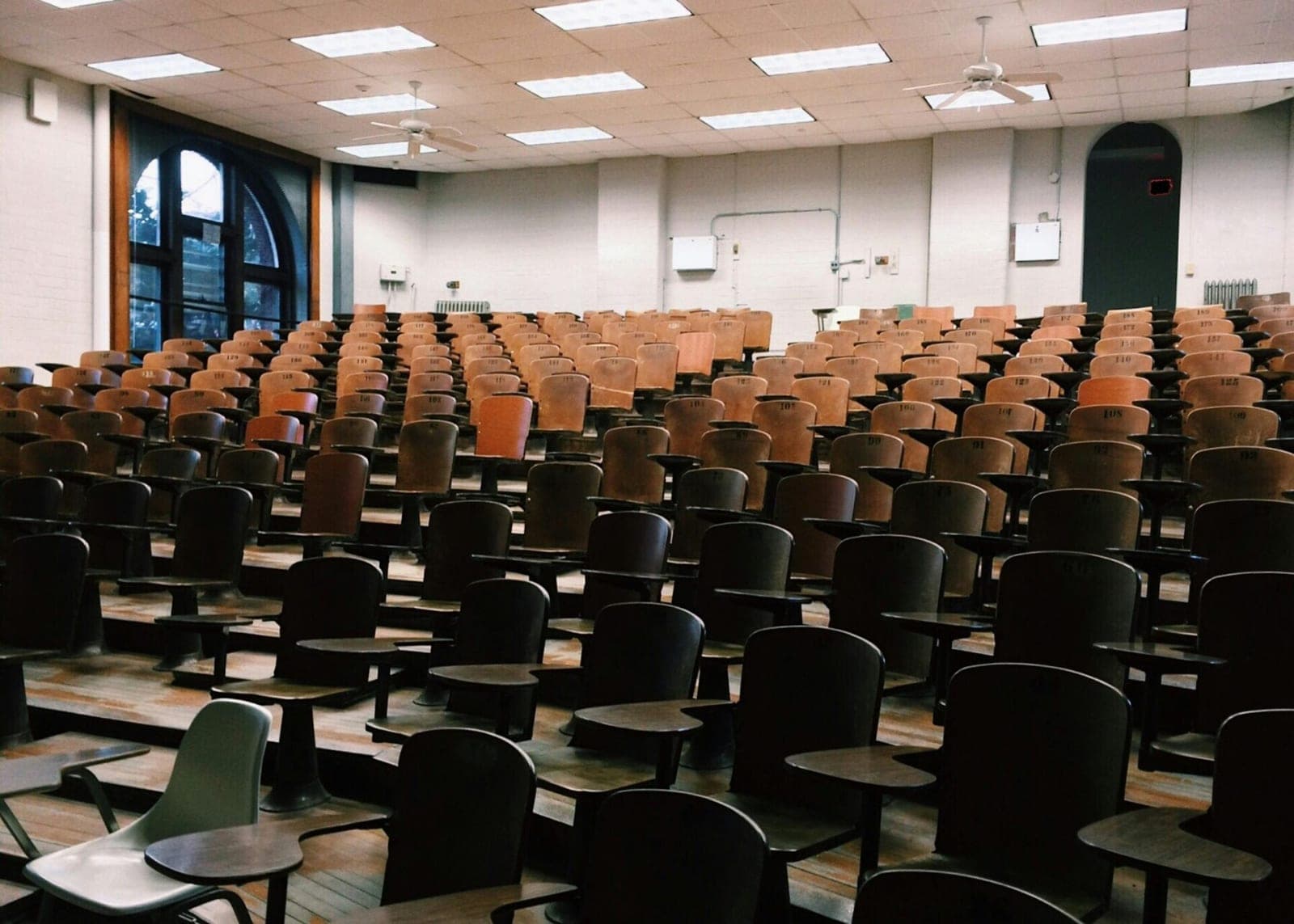 D. Trumpas siekia apriboti Harvardo universiteto užsienio studentų atvykimą į JAV