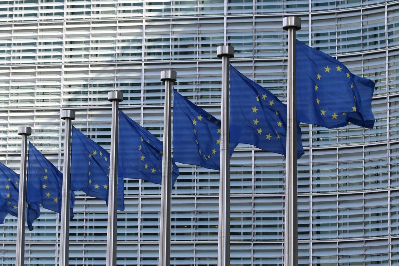 EP kyšininkavimo skandalas netyla – atsistatydino kyšius ėmęs ES generalinis sekretorius