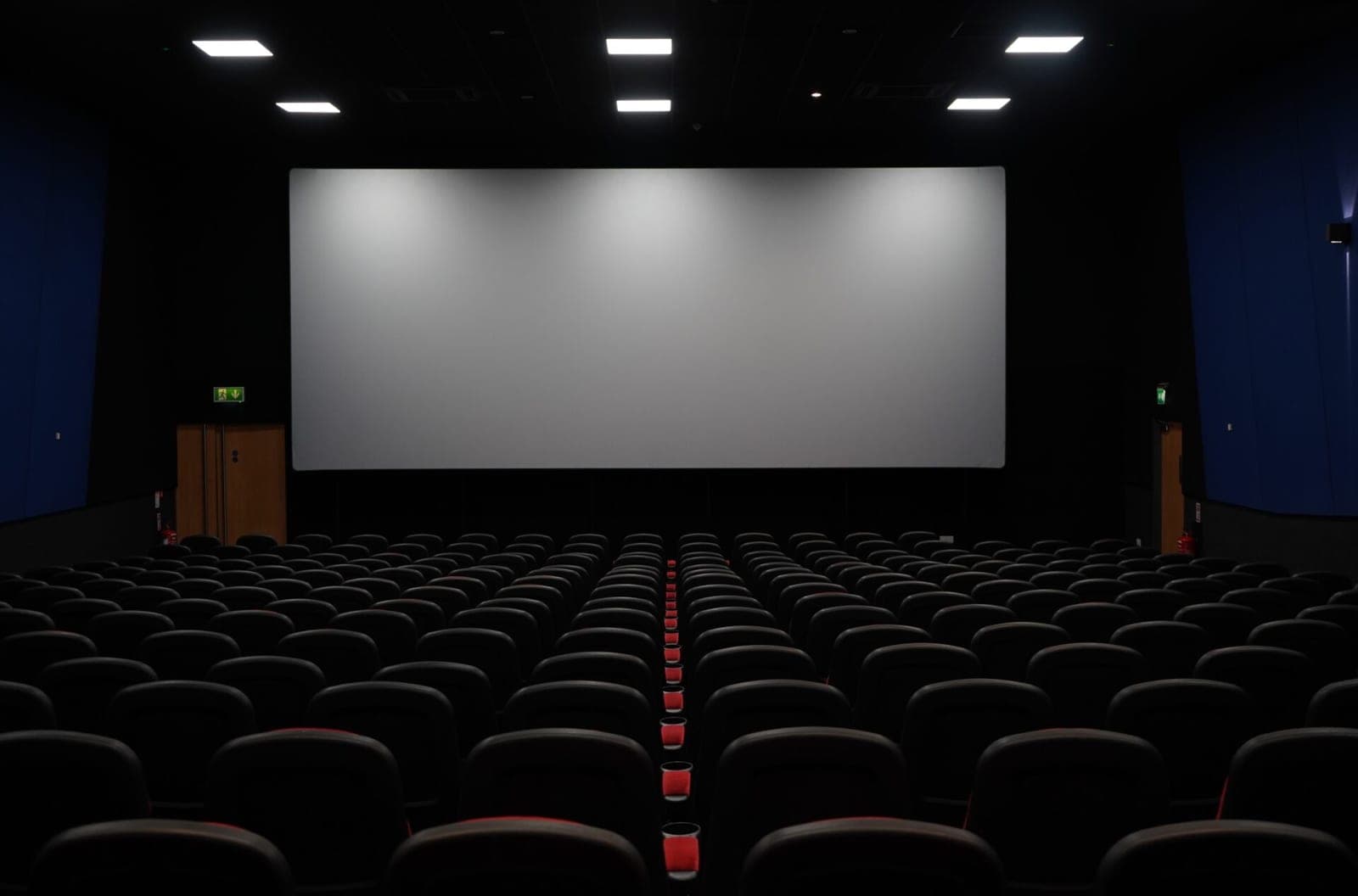 Kino industrija nesnaudžia: geriausi 2021-ųjų filmai skatina atsigręžti į savo šaknis bei tamsiąją pasaulio pusę