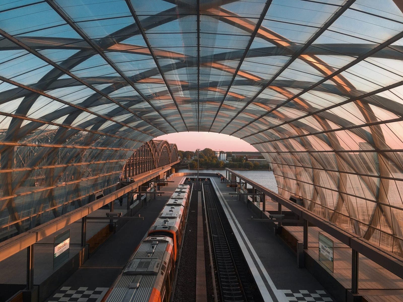 „Rail Baltica“ juda į priekį: Lietuva, Latvija ir Estija skelbia apie naujų traukinių pirkimą