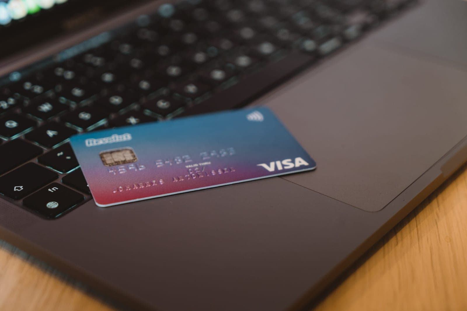 Bankų savivalė šokiruojanti: į banką kaip į ligoninę – tik su išankstine registracija? Papildyta banko komentaru