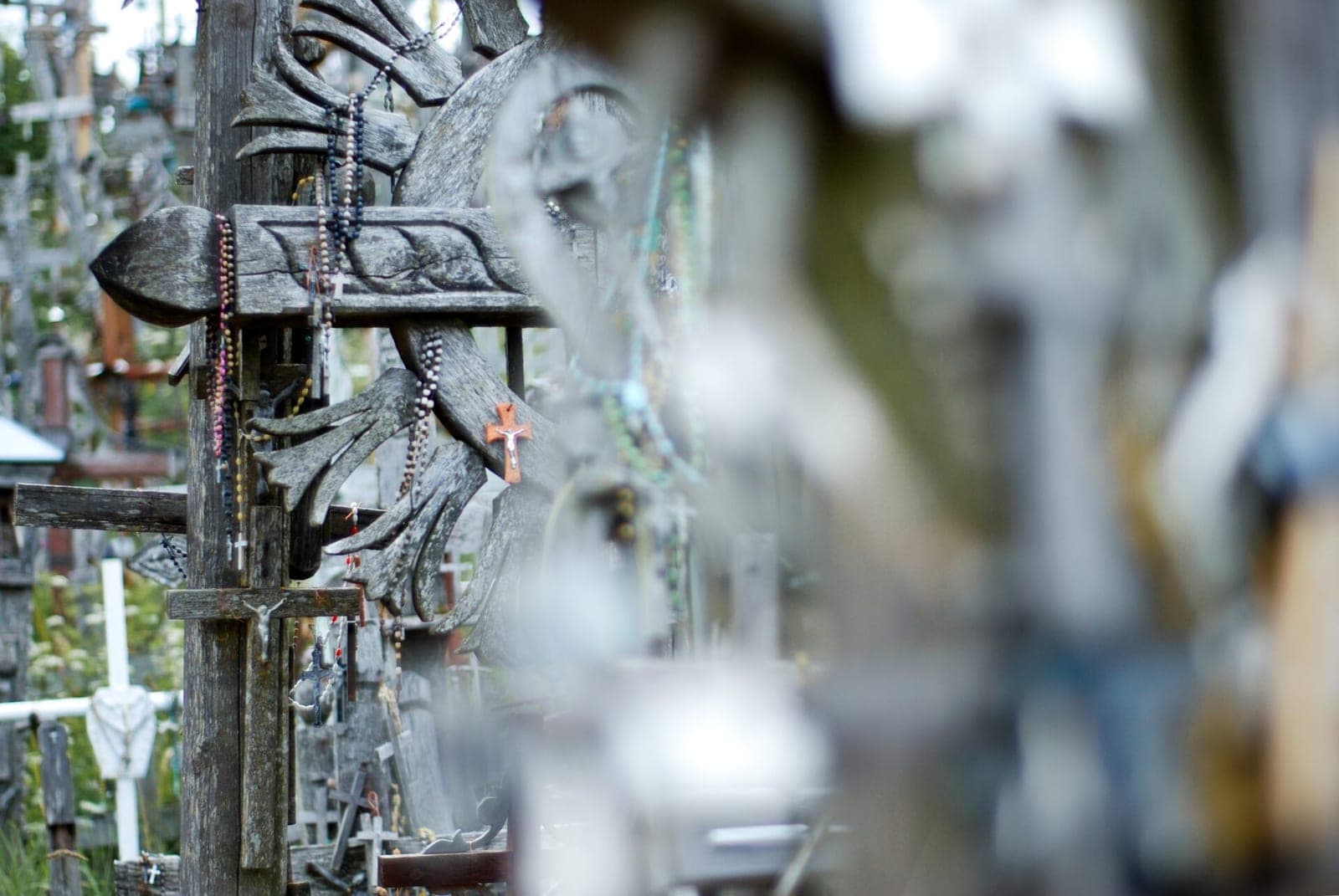 Lietuvoje bręsta naujas pedofilijos skandalas: kol nuogas vyras su žvėries kauke nešė kryžių, mažamečiai vaidino angelus