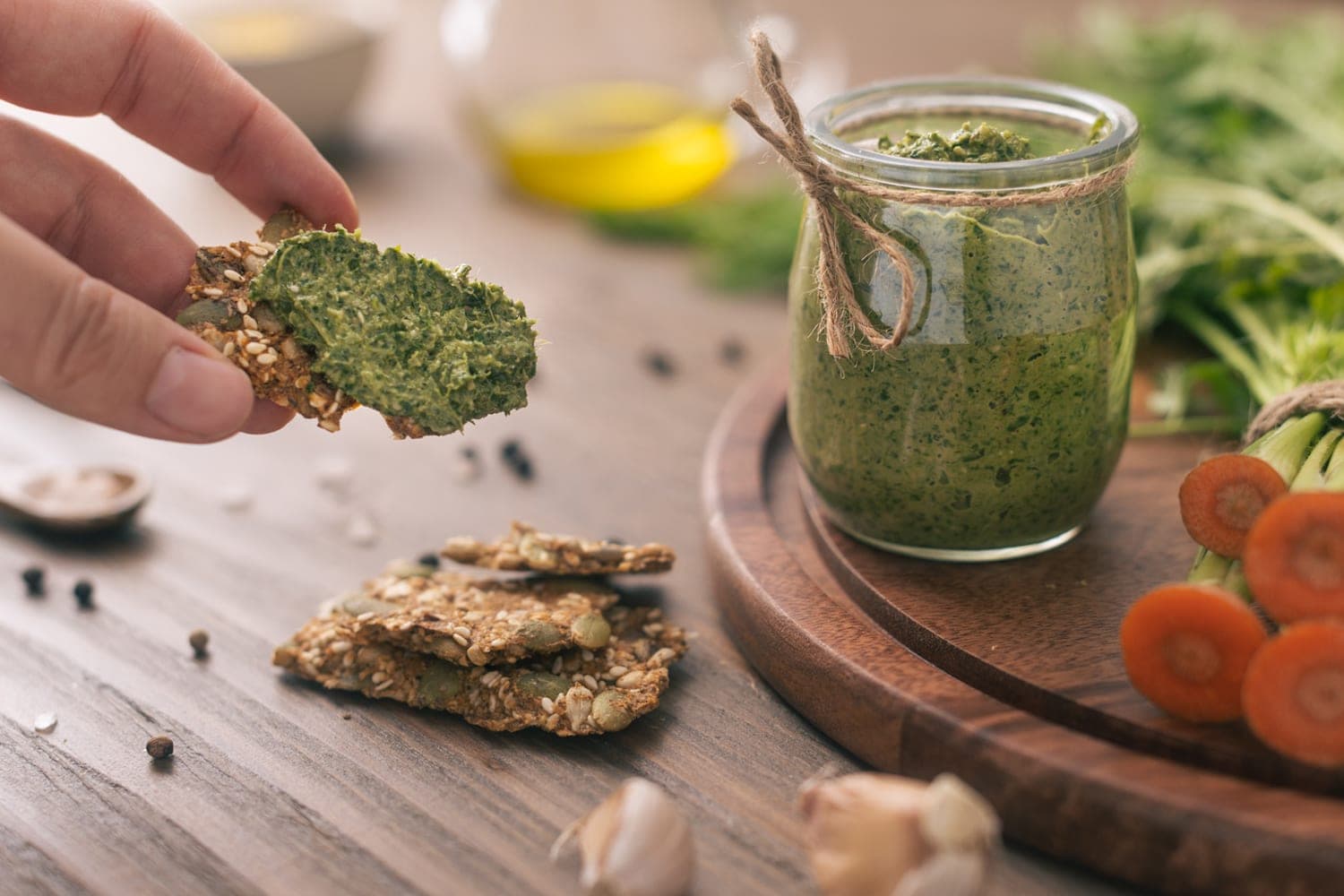 „Zero Waste“ filosofijos pasekėjams – prie visko tiksiantis morkų lapų pesto