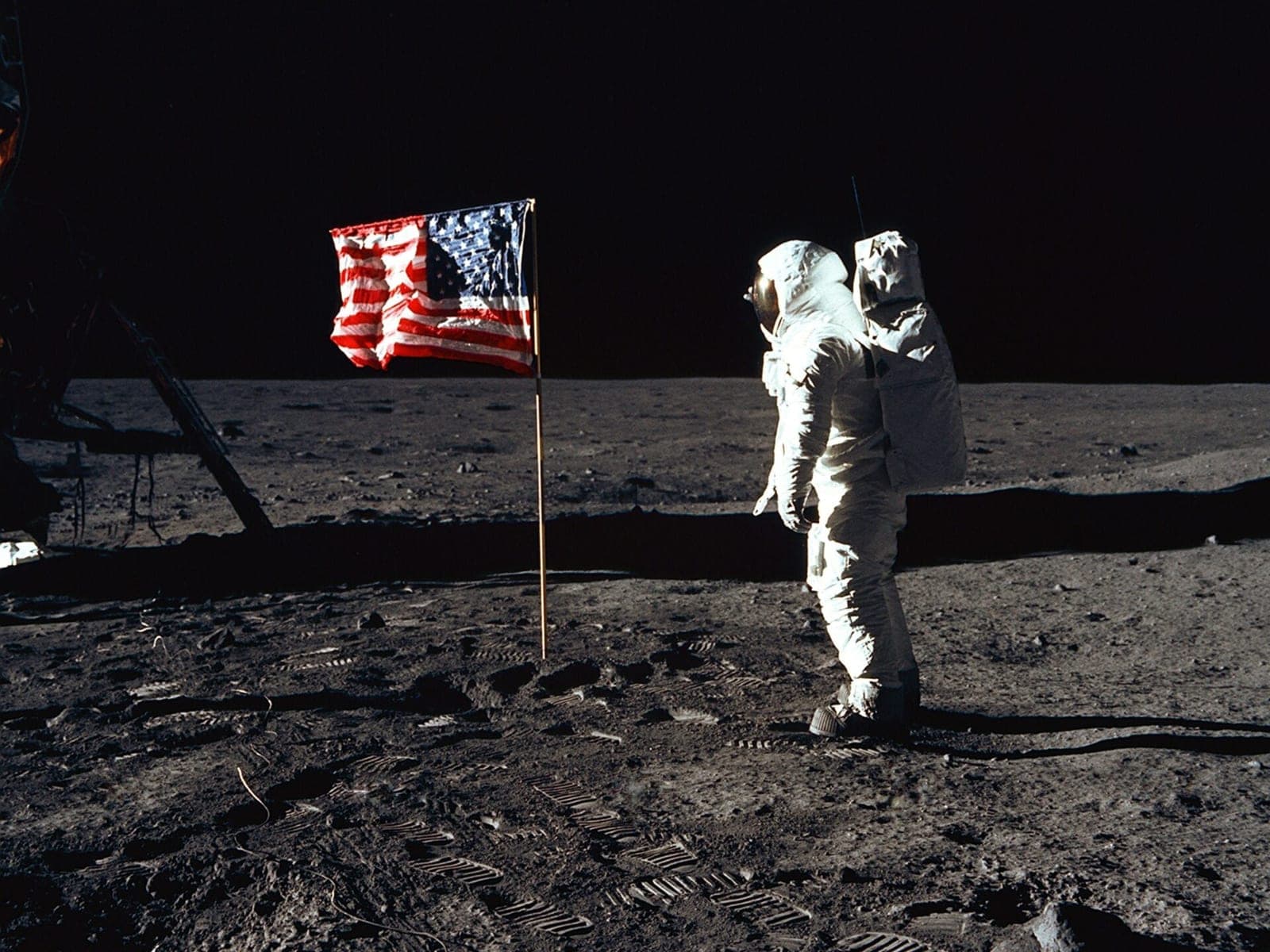 „Nežemiškos“ naujienos: JAV astronautas grįžo į Žemę su Rusijos kosmonautais po rekordinės misijos