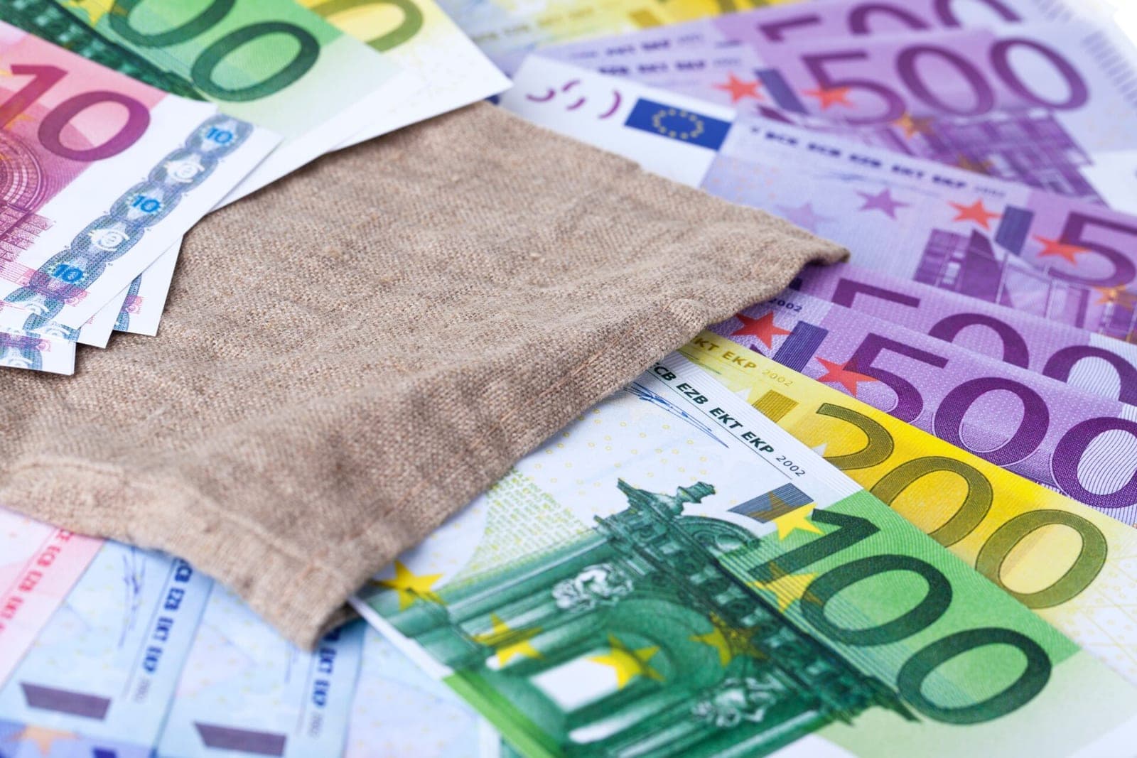 Draugiški Lietuvos kaimynai pabėgėliams siunčia lovas bei taburetes