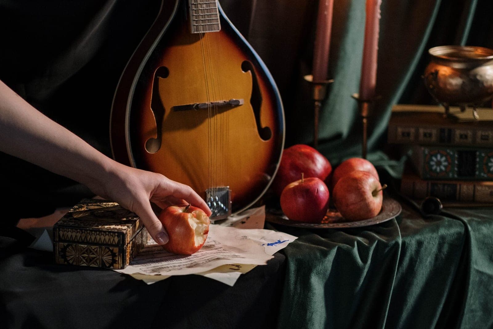 Gyvo mandolinų muziejaus Zarasuose šeimininkas save vadina šio instrumento advokatu