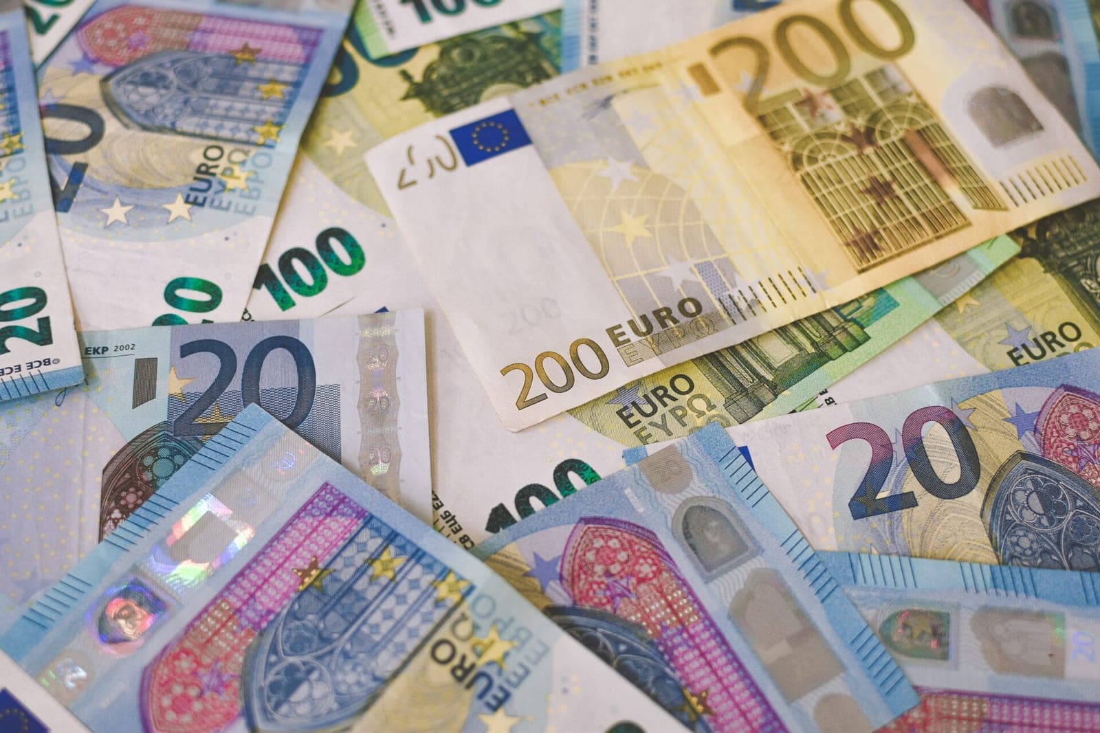 Tautą valdžia skurdina, o valstybinių įstaigų vadovams moka kone penkiaženkles sumas siekiančius atlyginimus