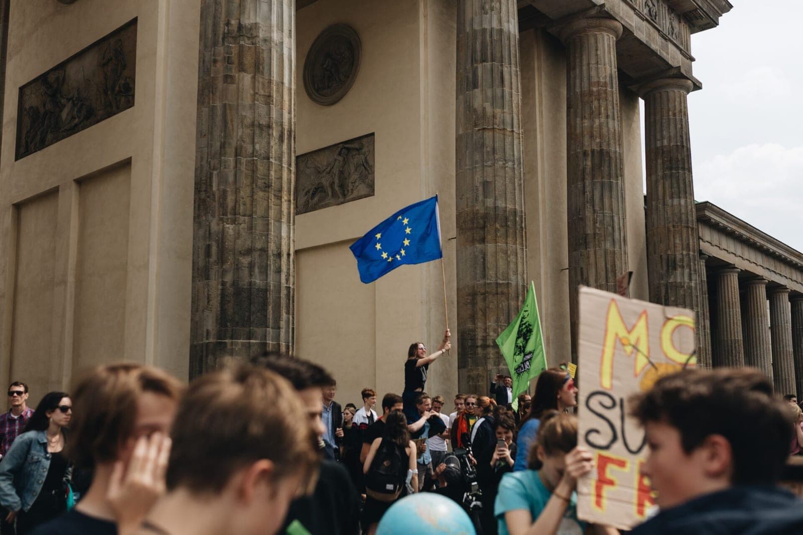Ekstremali padėtis Europoje: vyksta masiniai protestai prieš privalomus skiepus ir COVID sertifikatą