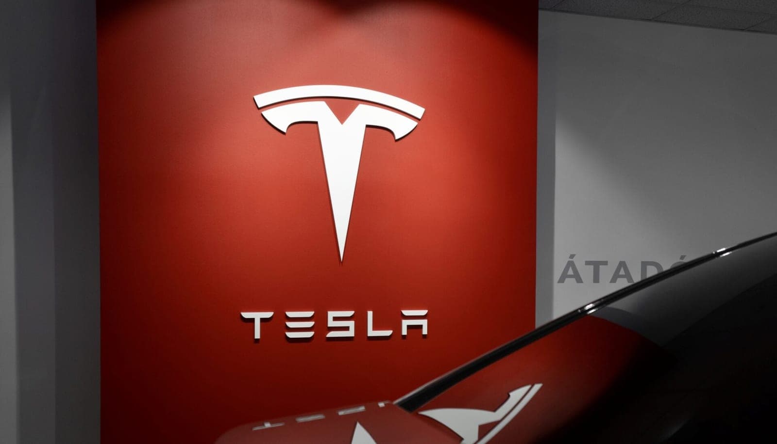 „Tesla“ jau Europoje: oficialiai atidaryta gamykla Vokietijoje