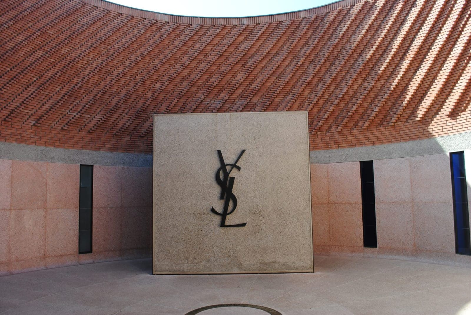 Stulbinanti Yves Saint Laurent karjera prasidėjo nuo popierinių lėlių