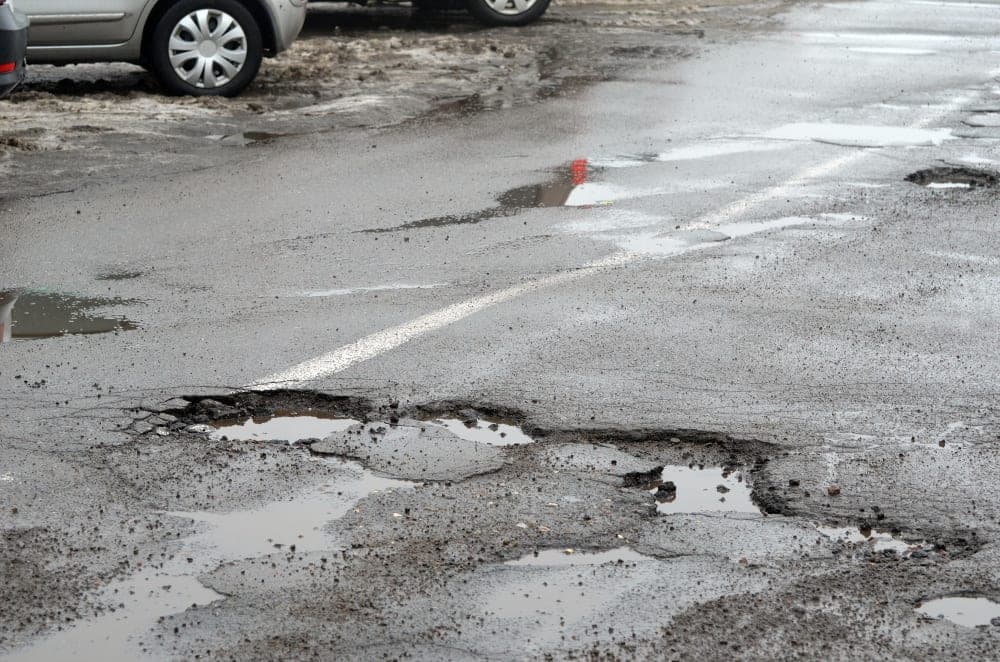 Pavasario spąstai keliuose: pavojus slypi ne tik duobėse