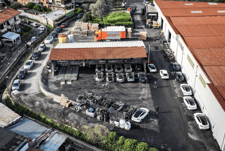Gaisras „Tesla“ atstovybėje netoli Romos sunaikino 17 automobilių