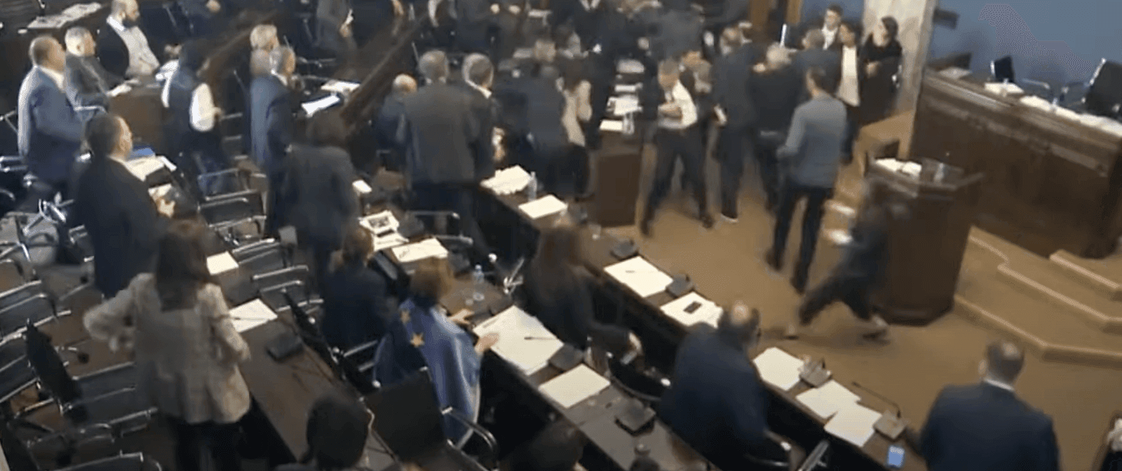 Sakartvelo parlamentarai kibo vieni kitiems į atlapus dėl „užsienio agentų“ įstatymo