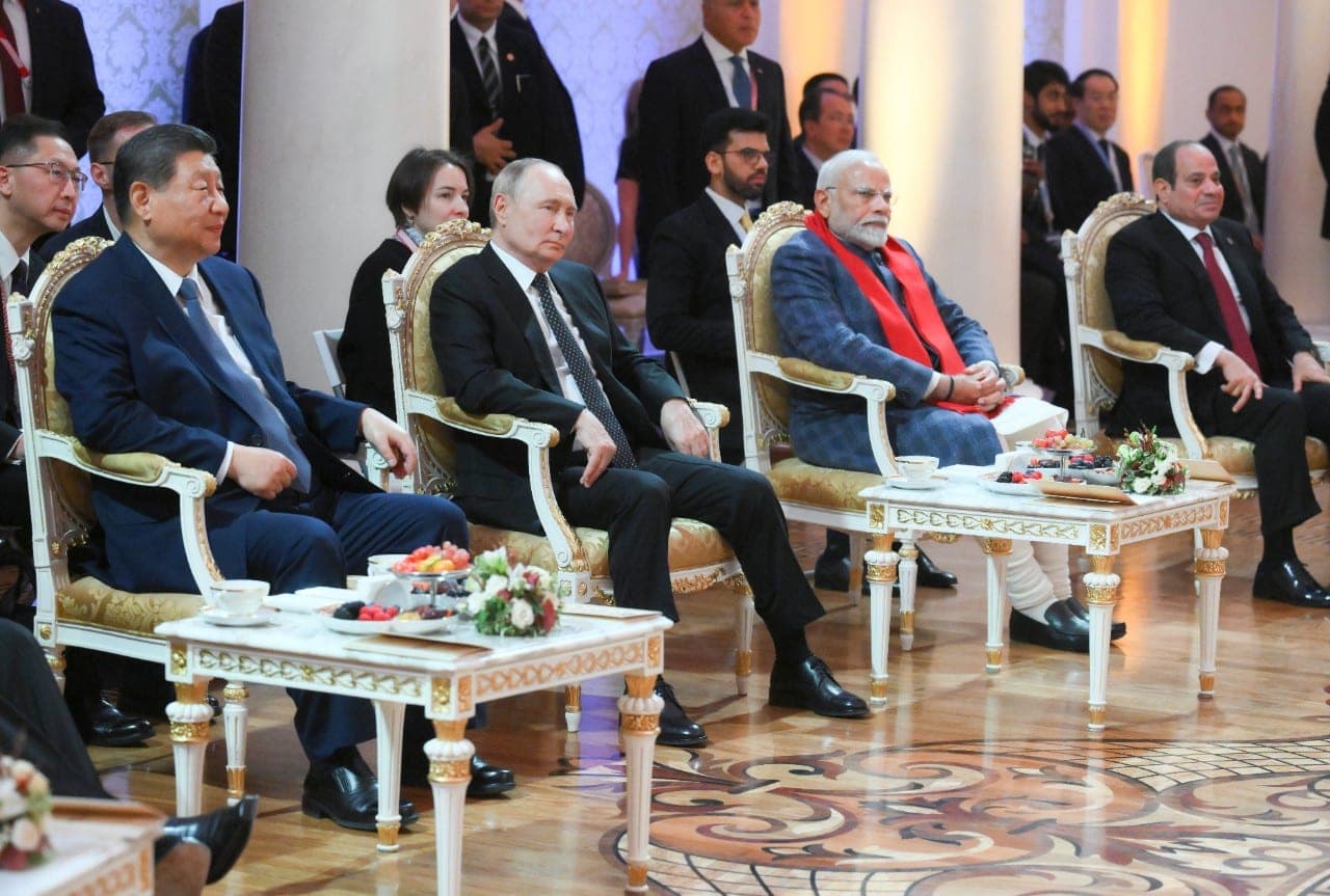 BRICS susitikime Putinas siūlo „nugalėti dolerį“ – kas taps alternatyva?
