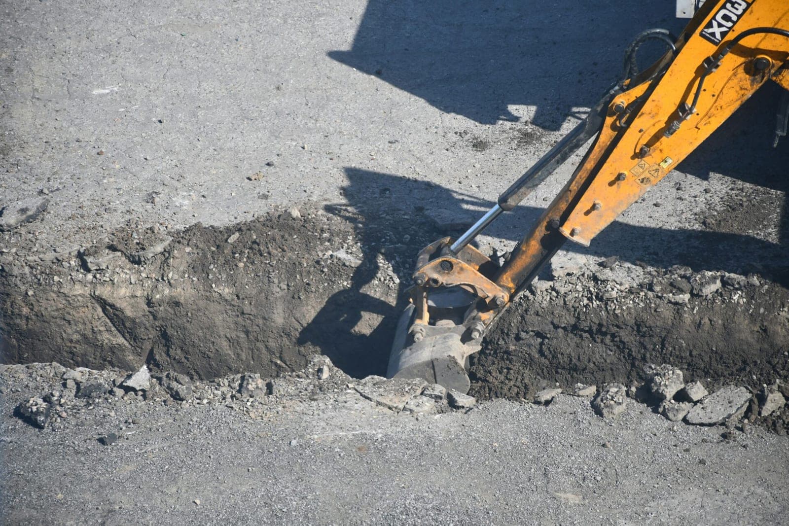 Penki mėnesiai po žeme: balandžio 30 d. Molėtų plente prasmegęs ekskavatorius vis dar neiškeltas