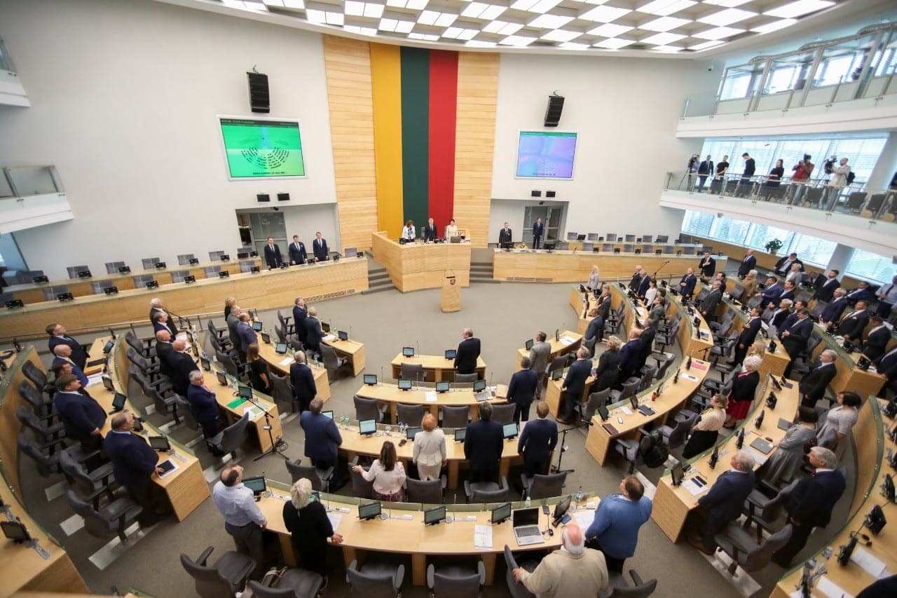Brangs kuras, tabakas, alkoholis: taip seimas didins karinį biudžetą