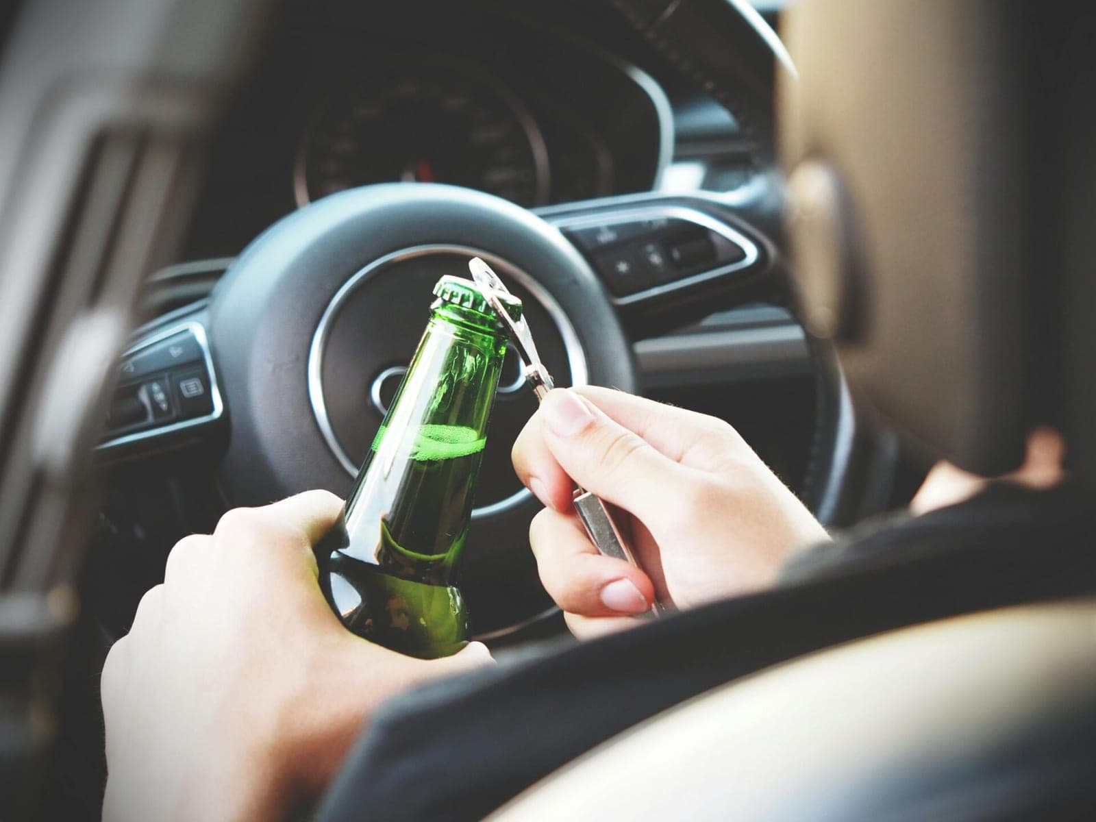 Alkoholio vartojimas insultą paankstina dešimtmečiu