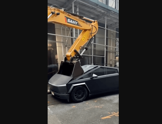 Pasisakantys prieš DOGE veiklą skandina ir degina savo „Tesla“ automobilius. Socialinių tinklų įrašas