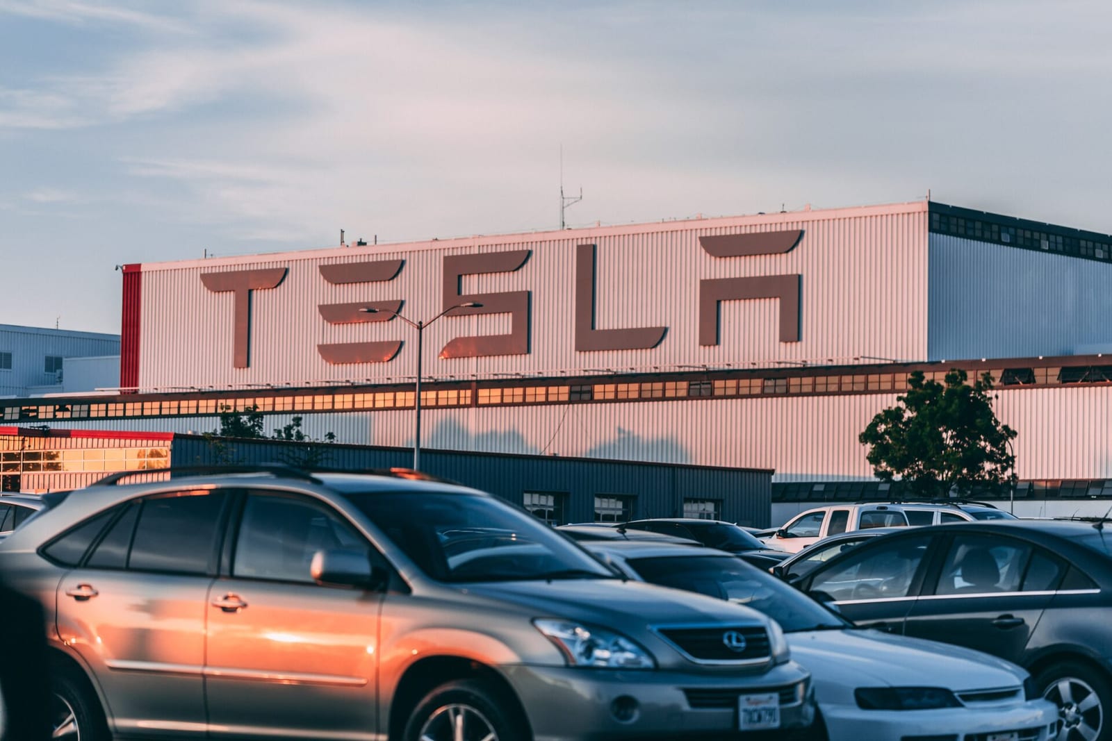 „Tesla“ įmonės sprendimai