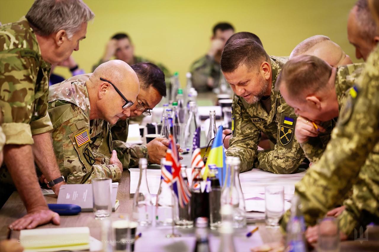 Ukrainiečių ir amerikiečių kariškių bendradarbiavimas, Valerijaus Zalužno feiskubo nuotrauka