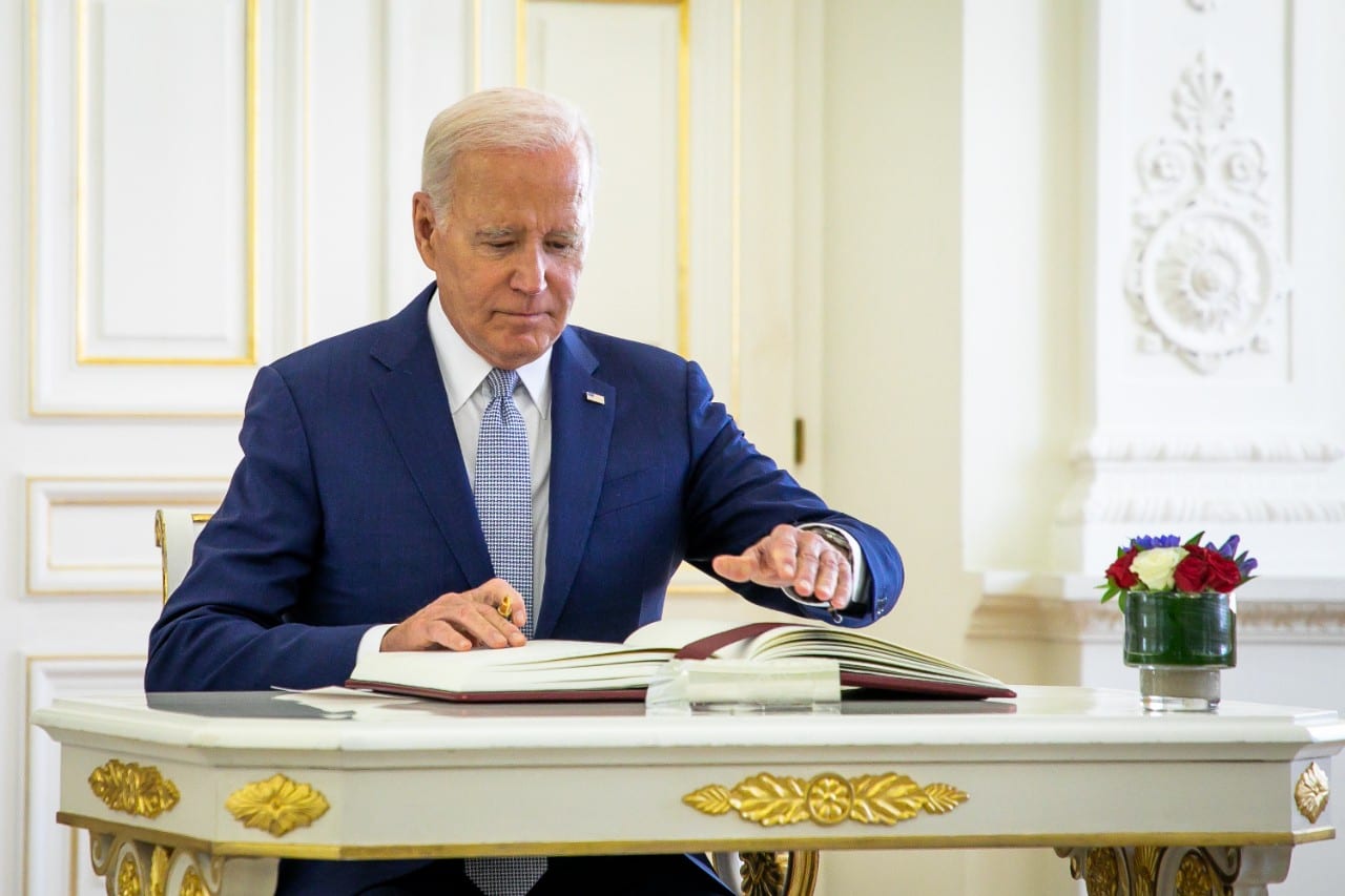 J. Bidenas