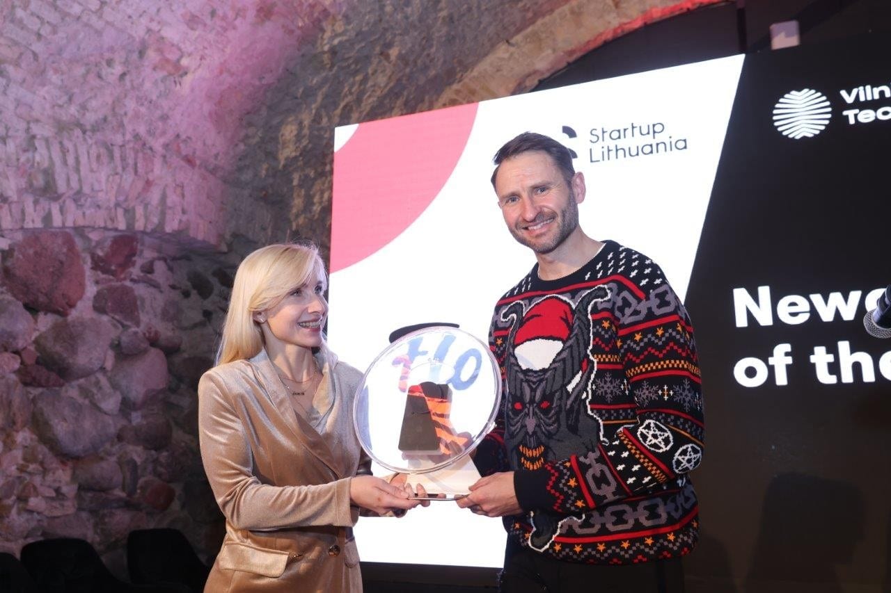 „Metų rinkos naujoko“ apdovanojimu įvertinta „Flo Health“ kompanija „Flo“. Apdovanojimą įteikė Elijus Čivilis, ,,Investuok Lietuvoje“ generalinis direktorius.