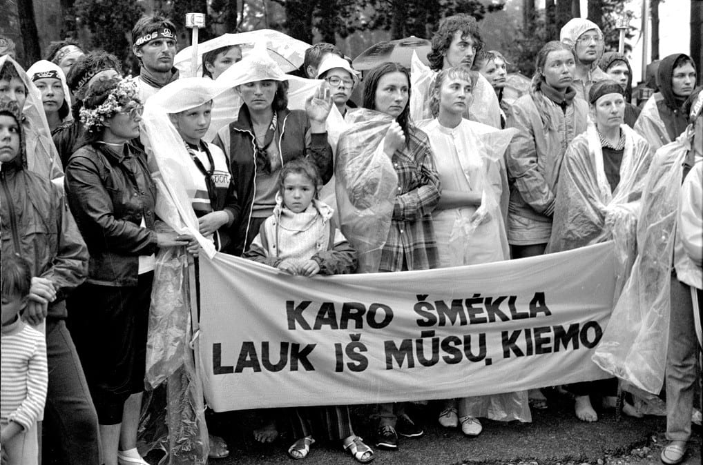 Taikos žygio dalyviai prie karinės bazės Šiauliuose.