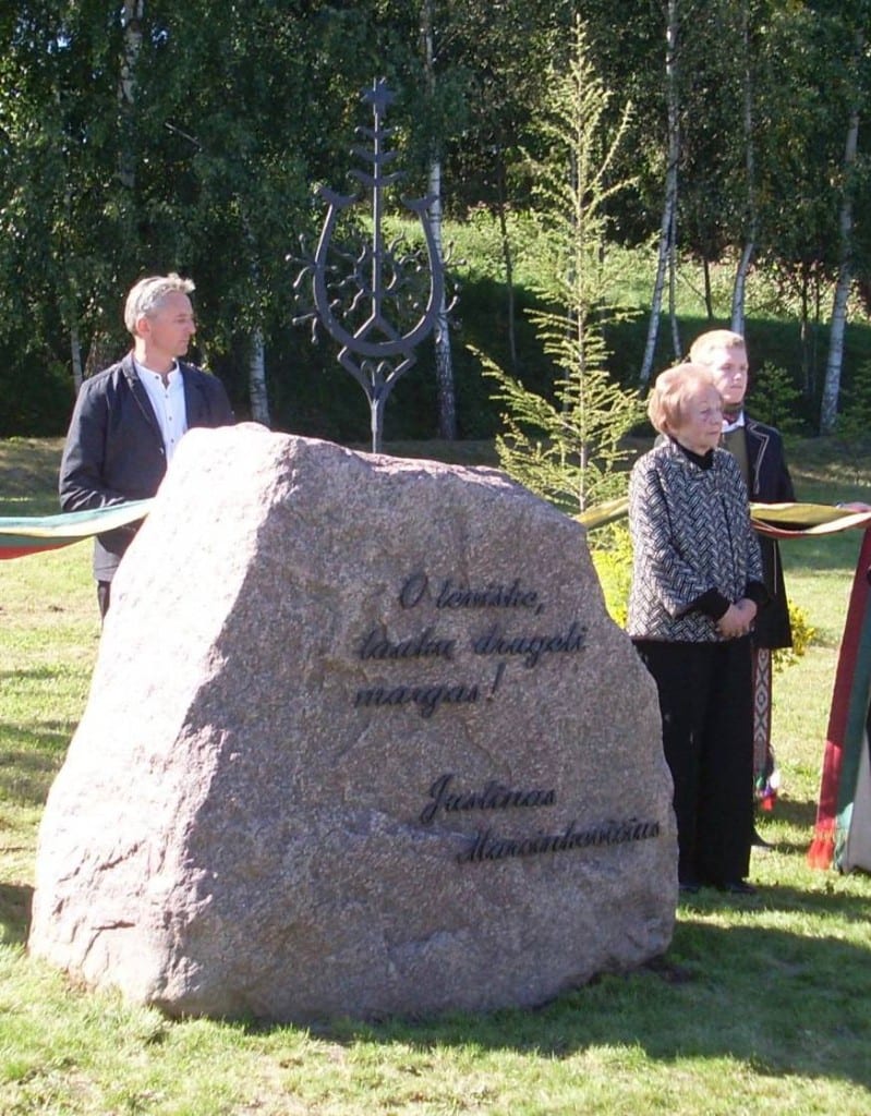 Paminklinė R. Grekavičiaus saulutė ir užrašas