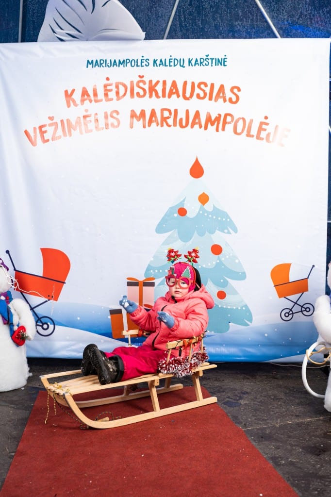 Vaikas ant rogučių